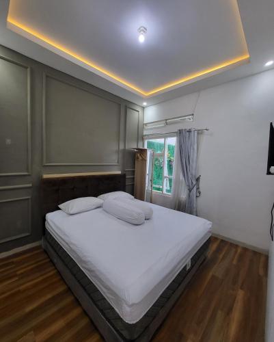A bed or beds in a room at GRAND NALA JATIMPARK BATU