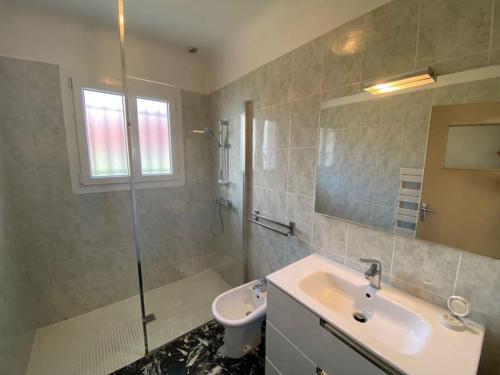 une salle de bain avec un lavabo, une douche et des toilettes dans l'établissement La teste centre-ville mourillat, à La Teste-de-Buch