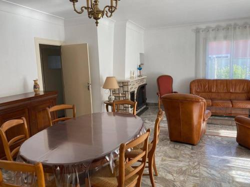 un salon avec une table, des chaises et un canapé dans l'établissement La teste centre-ville mourillat, à La Teste-de-Buch