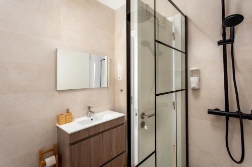 La salle de bains est pourvue d'un lavabo et d'une douche. dans l'établissement Lisbon Zoo House III, à Lisbonne