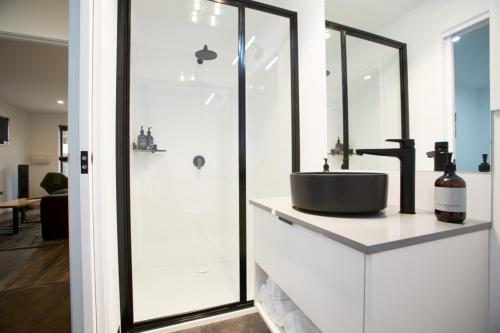 La salle de bains est pourvue d'un lavabo et d'un miroir. dans l'établissement Mt Field Retreat, à National Park