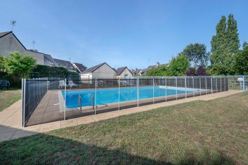 une clôture autour d'une piscine dans une cour dans l'établissement Vacances à Saint Gildas de Rhuys pour 4, à Saint-Gildas-de-Rhuys