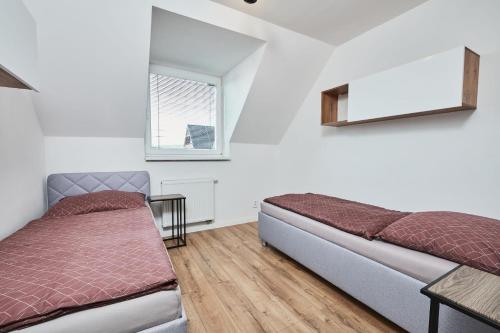 ヴェルカー・ロムニツァにあるRezidencia Makovicaのベッドルーム1室(ベッド2台、窓付)
