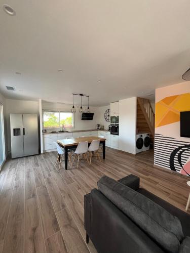 un salon avec un canapé et une table dans l'établissement Sea, Sweet & Sun - Vue sur mer - T3 - Plage commerce et port à pieds, à Sausset-les-Pins