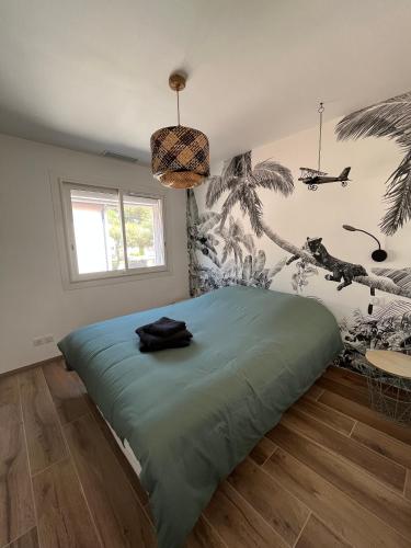 - une chambre avec un grand lit vert dans l'établissement Sea, Sweet & Sun - Vue sur mer - T3 - Plage commerce et port à pieds, à Sausset-les-Pins