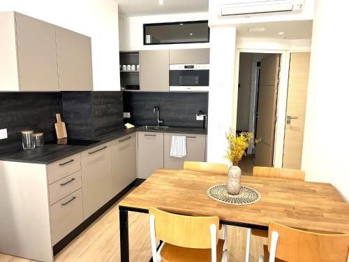 une cuisine avec une table en bois et une salle à manger dans l'établissement Lamartine hypercentre 110, à Nice