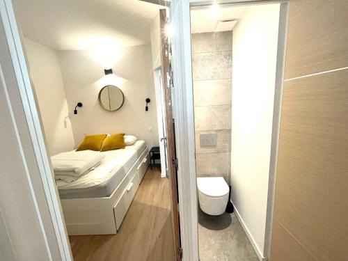 - une petite chambre avec un lit et une salle de bains dans l'établissement Lamartine hypercentre 110, à Nice