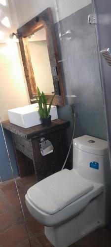 Un baño con un inodoro blanco y un lavabo. en Toddy by windy, en Unawatuna