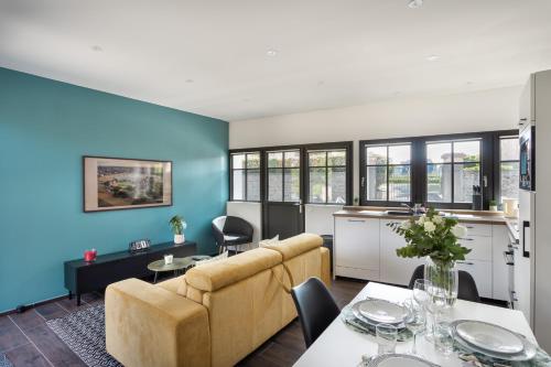 un salon avec un canapé et une table dans l'établissement La Fleur du Moulin - Charmante maison avec jardin proche plage, à Saint-Briac-sur-Mer