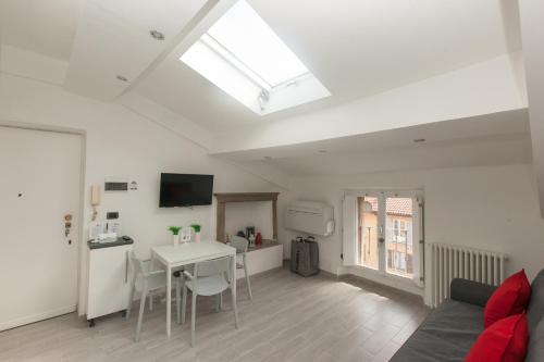 Just Urban Stays - Impressive 1BR Penthouse in City Center - Metro M2 M4