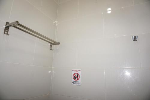 Bilik mandi di RedDoorz near Stasiun Kroya