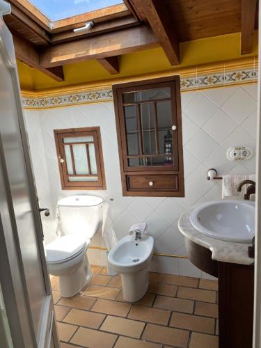 にあるCASA EL PELAMBREのバスルーム(トイレ、洗面台付)