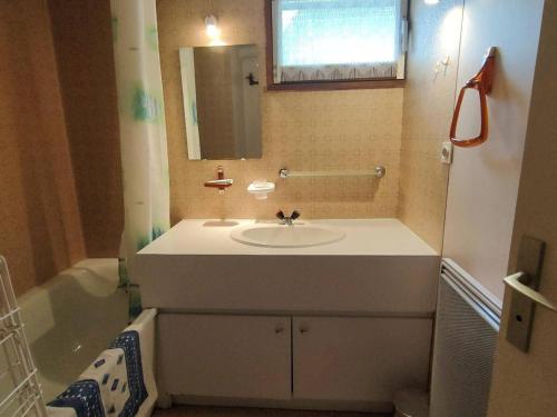 une salle de bain avec un lavabo, une baignoire et un miroir dans l'établissement Appartement Duplex Calme 6 pers, Terrasse, Parking Privé, 500m du Centre - FR-1-234-252, à Cauterets