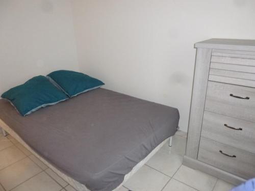 - une petite chambre avec un lit et une commode dans l'établissement Appartement 2 pièces, balcon vue mer, parking privé, plage des Demoiselles - FR-1-224C-27, à Saint-Hilaire-de-Riez