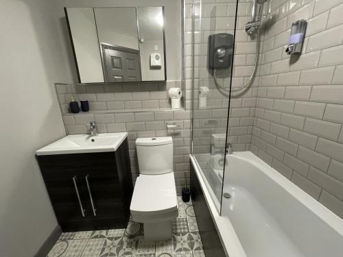 een badkamer met een toilet, een wastafel en een bad bij No24 - 2-bed Boutique Apartment - Hosted by Hutch Lifestyle in Leamington Spa