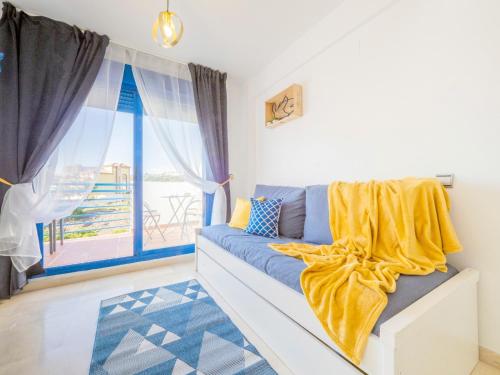 Una sala de estar con un sofá y una ventana. en FUNNY FRIENDLY FISH HOLIDAY APARTMENTS, en Benalmádena