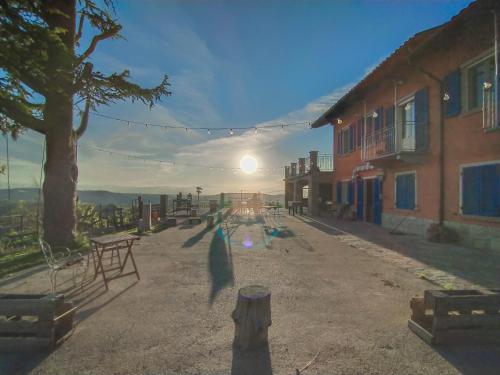 a view of a street with the sun in the sky at B&B La Buonora in Sinio