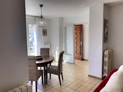 une salle à manger avec une table et des chaises dans l'établissement Maison la teste centre, à La Teste-de-Buch