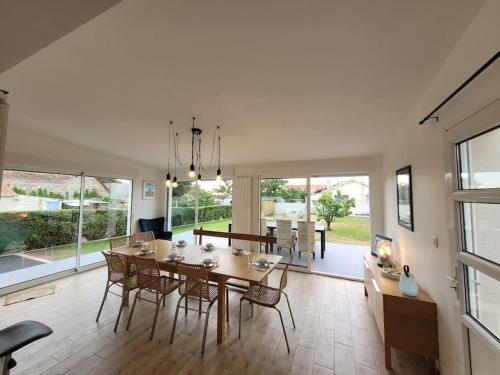 une salle à manger et un salon avec une table et des chaises dans l'établissement Villa O'dyss, à Ambleteuse