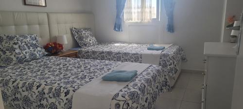 two beds in a small room with blue towels on them at Acuario shared flat piso compartido est partagé الشقة مشتركة in Benalmádena