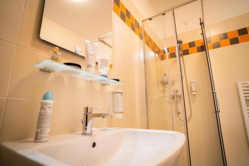 y baño con lavabo y ducha. en Casa dello Studente en Vittorio Veneto