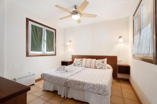 En eller flere senge i et værelse på La Calabacera Casa Roja con piscina By Paramount Holidays