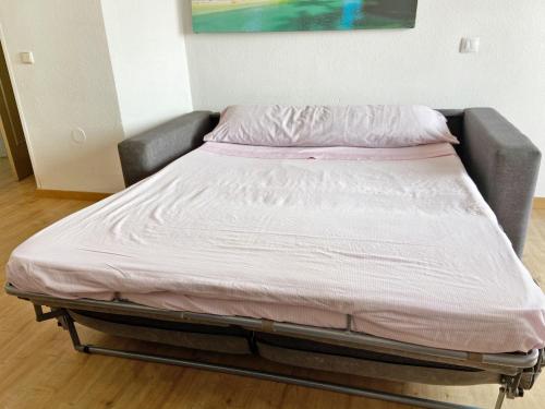 ベナルマデナにあるBENALBEACH RESORT NEW APARTMENT - Benalmádena Málagaのベッドフレーム付きの客室のベッド1台分です。