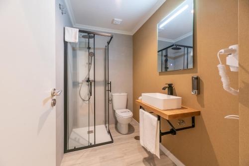 格羅韋的住宿－Hostal Devesas，带淋浴、卫生间和盥洗盆的浴室