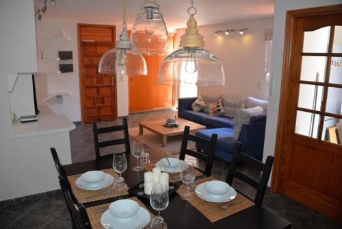 comedor y sala de estar con mesa y sillas en Beachfront Apartment - Tacoronte, en Santa Cruz de Tenerife