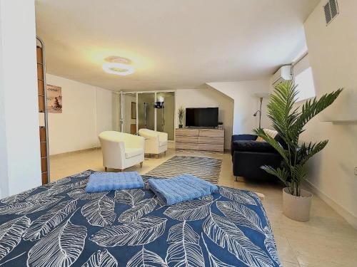 um quarto com uma cama e uma sala de estar em Dream villa with sea views and swimming pool! em Guardamar del Segura