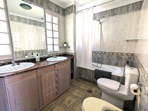 uma casa de banho com um WC, um lavatório e uma banheira em Dream villa with sea views and swimming pool! em Guardamar del Segura