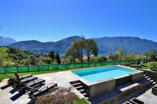 Swimmingpoolen hos eller tæt på Villa Fiordaliso
