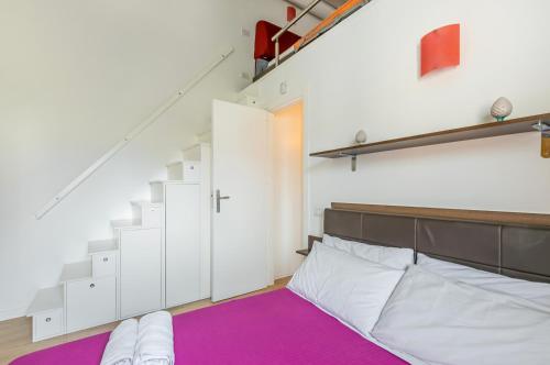 1 dormitorio con 1 cama con alfombra morada en Palermo Modern Apartment with Swimming Pool, en Palermo