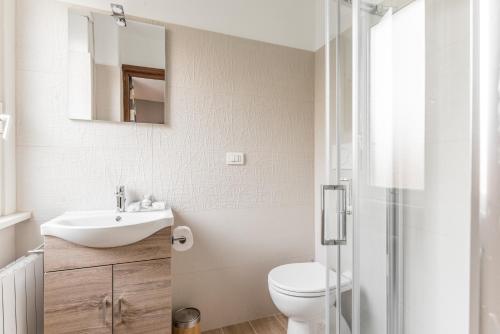 een badkamer met een toilet, een wastafel en een douche bij Amelia 5 in Rome