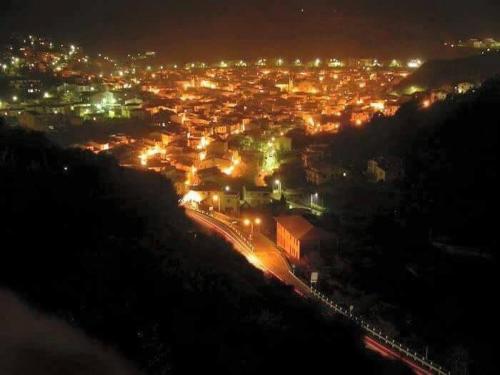 vista di una città di notte con luci di B&B Linu Ruiu a Santu Lussurgiu