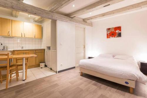 une chambre avec un lit et une table et une cuisine dans l'établissement Historic city center - Petite Venise suites, à Colmar