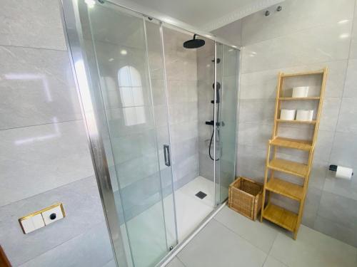 y baño con ducha y puerta de cristal. en Villa Ivanlore, en Las Palmas de Gran Canaria