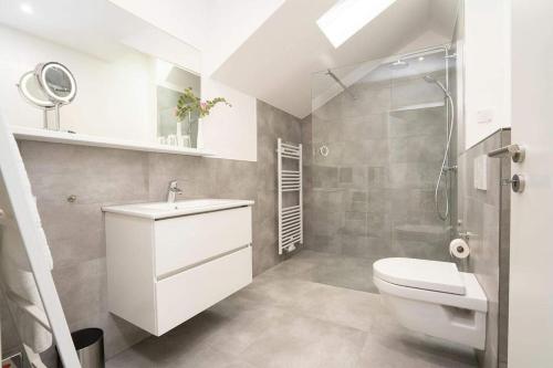 y baño con aseo, lavabo y ducha. en SEASIDE - Neubau mit Meeresblick en Sierksdorf