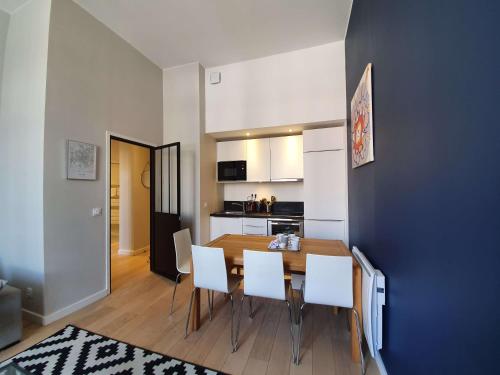 une cuisine et une salle à manger avec une table et des chaises dans l'établissement Lille Centre Ville, Beaux Arts et Grand Palais, Bienvenue chez Nestyou Lille, à Lille