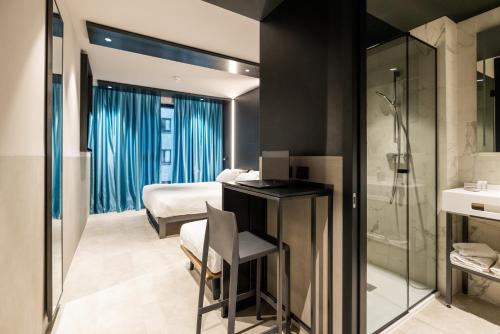 ein Hotelzimmer mit einem Bett und einem Bad in der Unterkunft Smart Hotel Central in Mailand