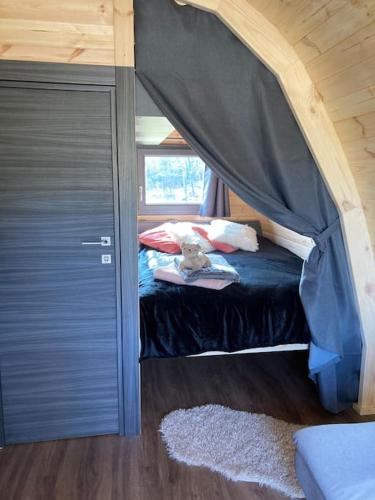 - une chambre avec un lit à baldaquin dans l'établissement Chalet Suédois cocooning, à Chazelles