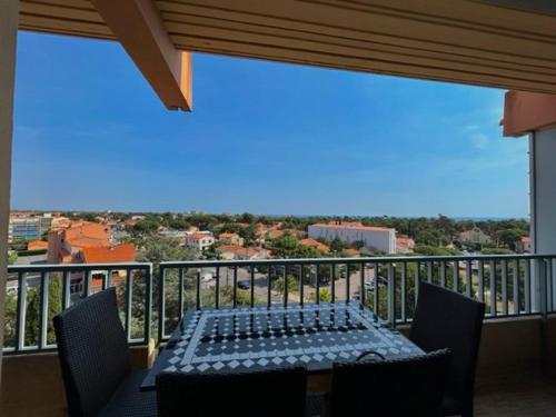 une table et des chaises sur un balcon avec vue dans l'établissement Appartement T2 cabine avec parking sécurisé à 200m de la plage - FR-1-388-178, à Argelès-sur-Mer