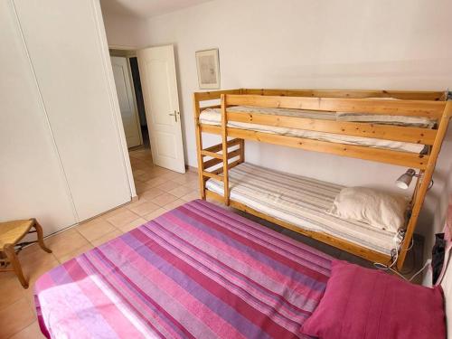 Cette chambre comprend des lits superposés et un tapis. dans l'établissement Appartement T3 avec garage privatif, terrasse, à 400m des plages et proches commerces - FR-1-316-229, à Six-Fours-les-Plages