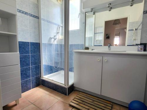 une salle de bain avec une baignoire, un lavabo et une douche dans l'établissement Appartement T3 avec garage privatif, terrasse, à 400m des plages et proches commerces - FR-1-316-229, à Six-Fours-les-Plages