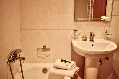 a bathroom with a sink and a toilet and a bath tub at Nik apartment in Ierapetra