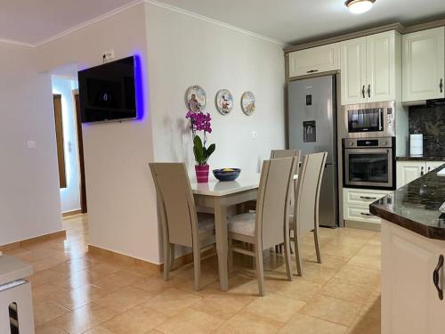 Kuchyň nebo kuchyňský kout v ubytování Villa Aura - Thymari