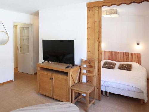 une chambre avec un lit et une télévision à écran plat dans l'établissement Appartement skis aux pieds avec piscine (6 pers) - Les Orres 1800 - FR-1-322-480, aux Orres