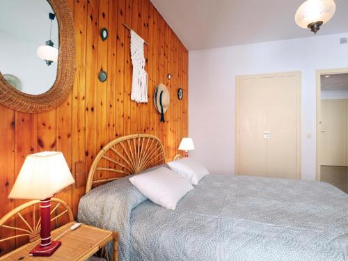 1 dormitorio con 1 cama con pared de madera en D16241 Sant Telm II, en Sant Feliu de Guíxols