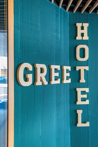 a sign that reads the end of a green wall at greet hotel Salon de Provence in Salon-de-Provence