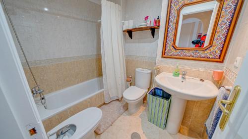 La salle de bains est pourvue de toilettes, d'un lavabo et d'une baignoire. dans l'établissement Apartamento La Cala Finestrat, à La Vila Joiosa